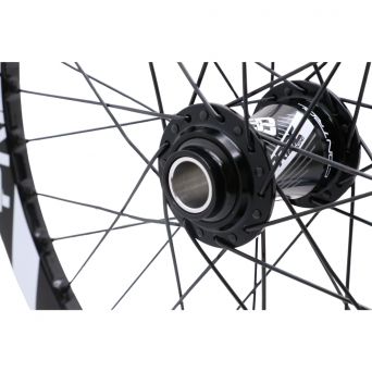 Wheels 20" (406) Pride Wave Gloss White / Pride Control 15mm - Black